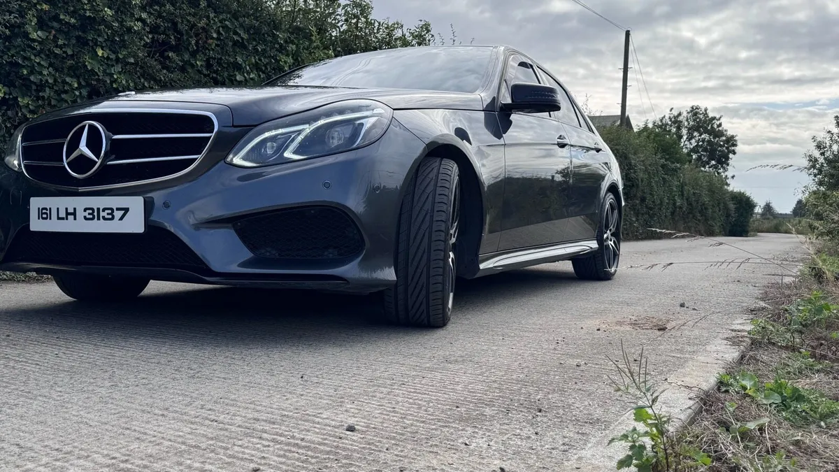 MERCEDES E-CLASS AMG NIGHT EDITION - Image 4