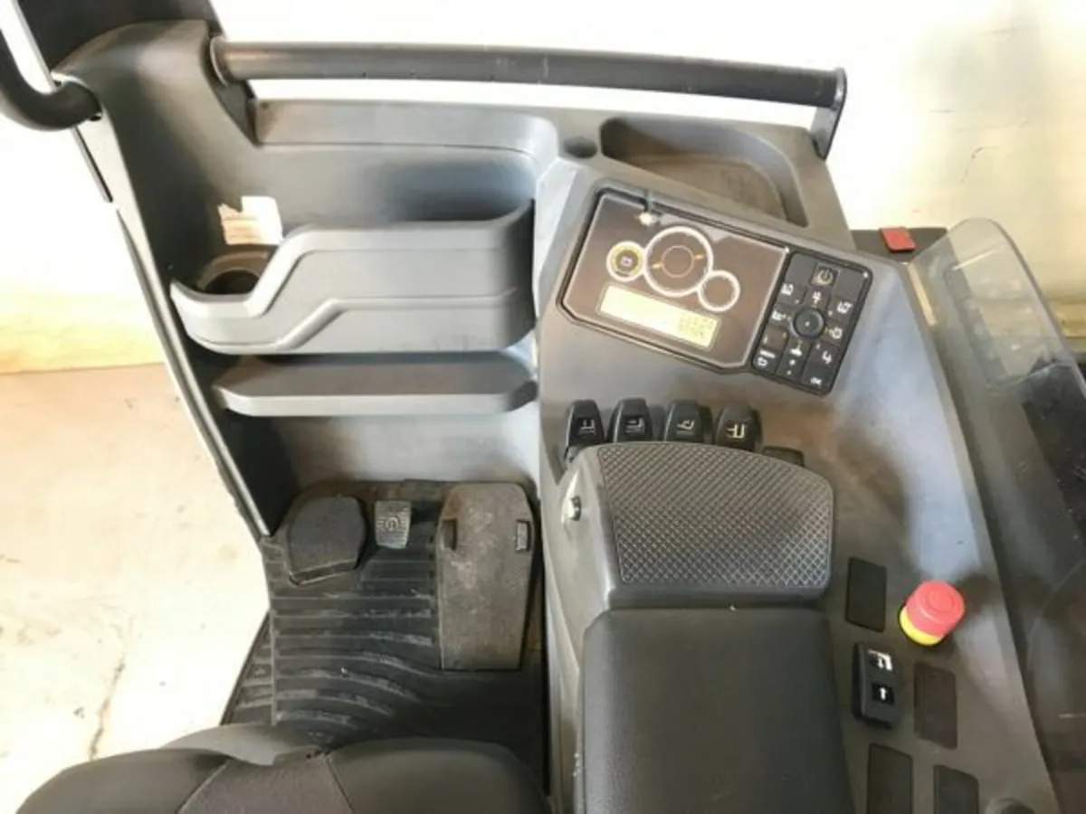 Reach Truck - 8m Mast - Image 2
