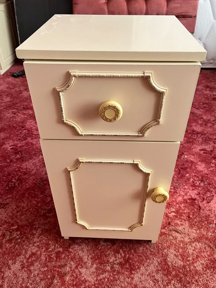 Bedroom furniture and car seat - Image 1