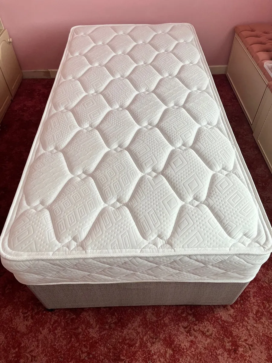 Bedroom furniture and car seat - Image 2