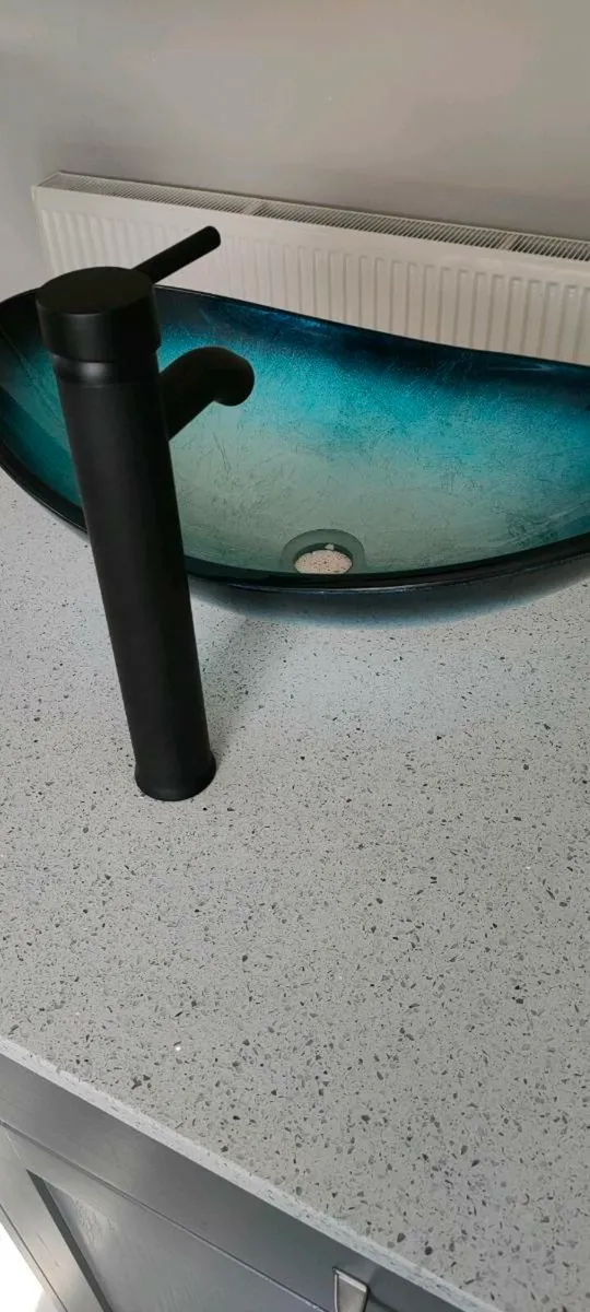 Bathroom sink & tap - Image 2