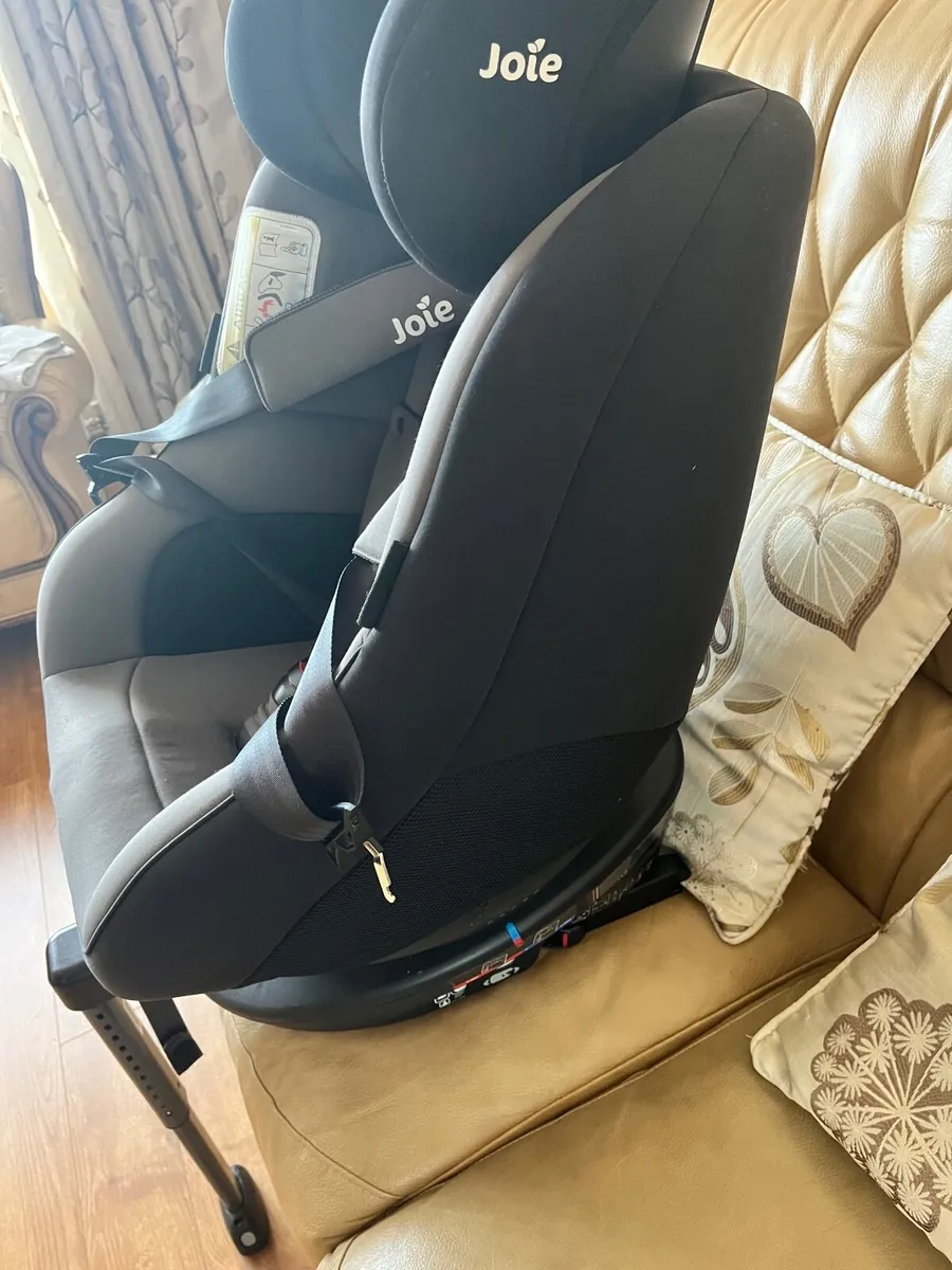 Bedroom furniture and car seat - Image 4