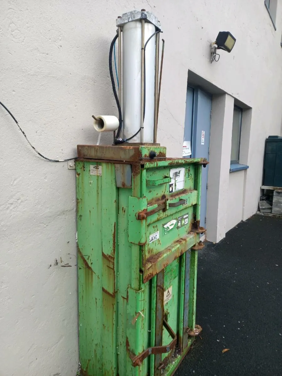 Cardboard/plastic compactor - Image 1