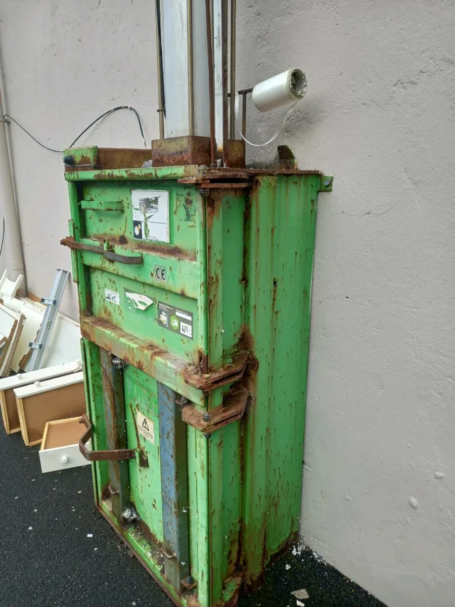 Cardboard/plastic compactor - Image 3