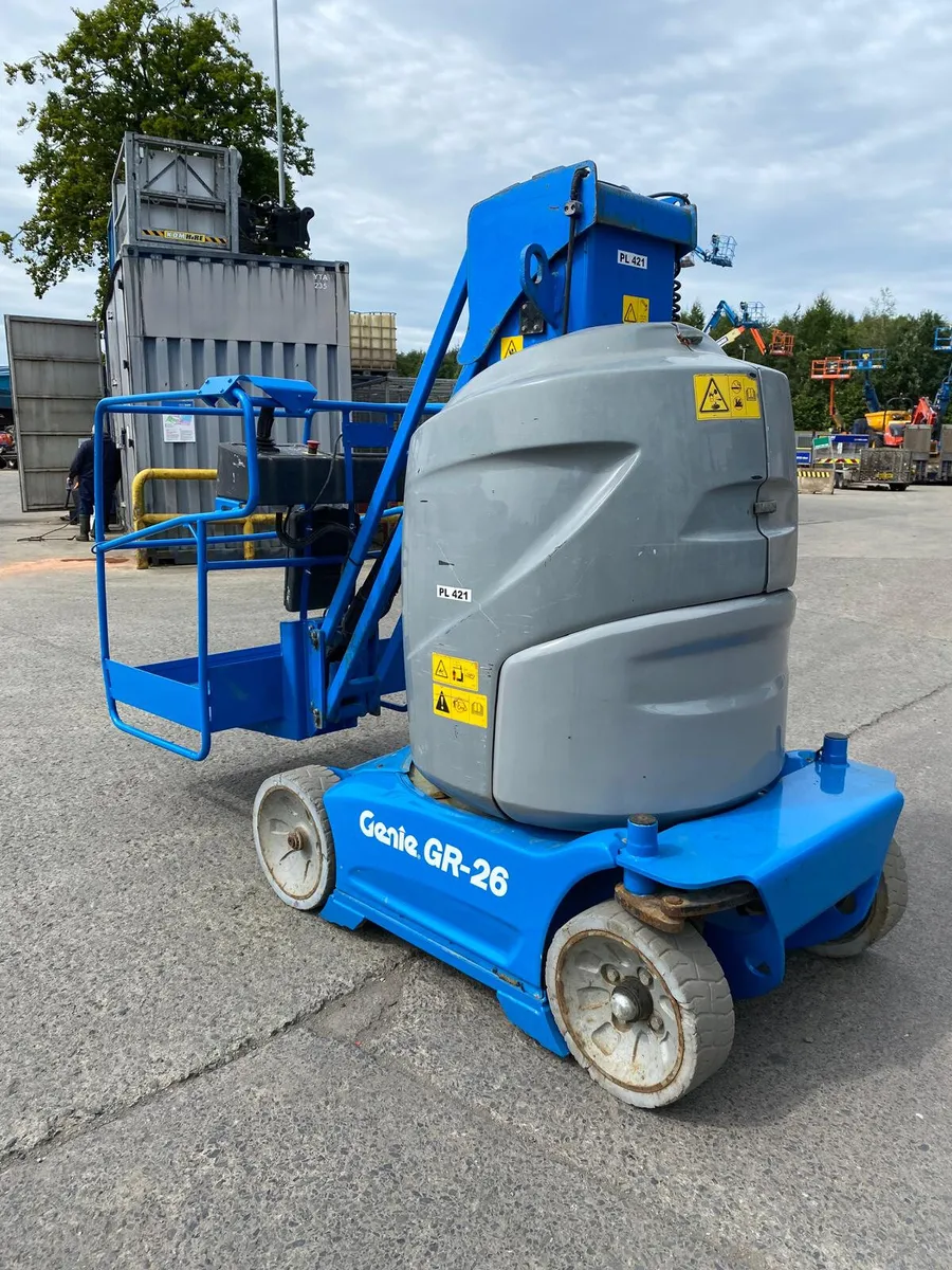 2012 GENIE GR26J 32FT VERTICAL MAST BOOM LIFT - Image 2