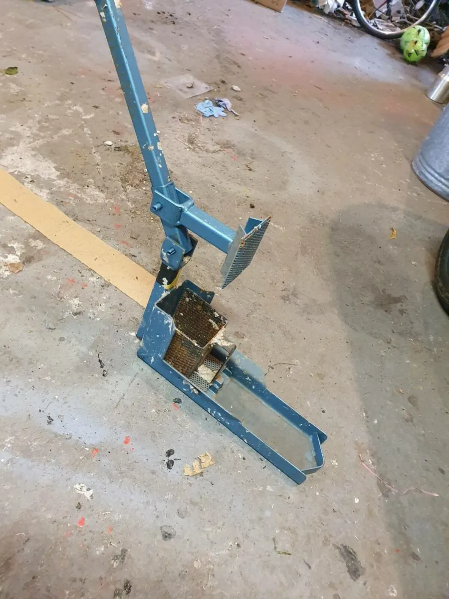 Multimate briquette maker - Image 1