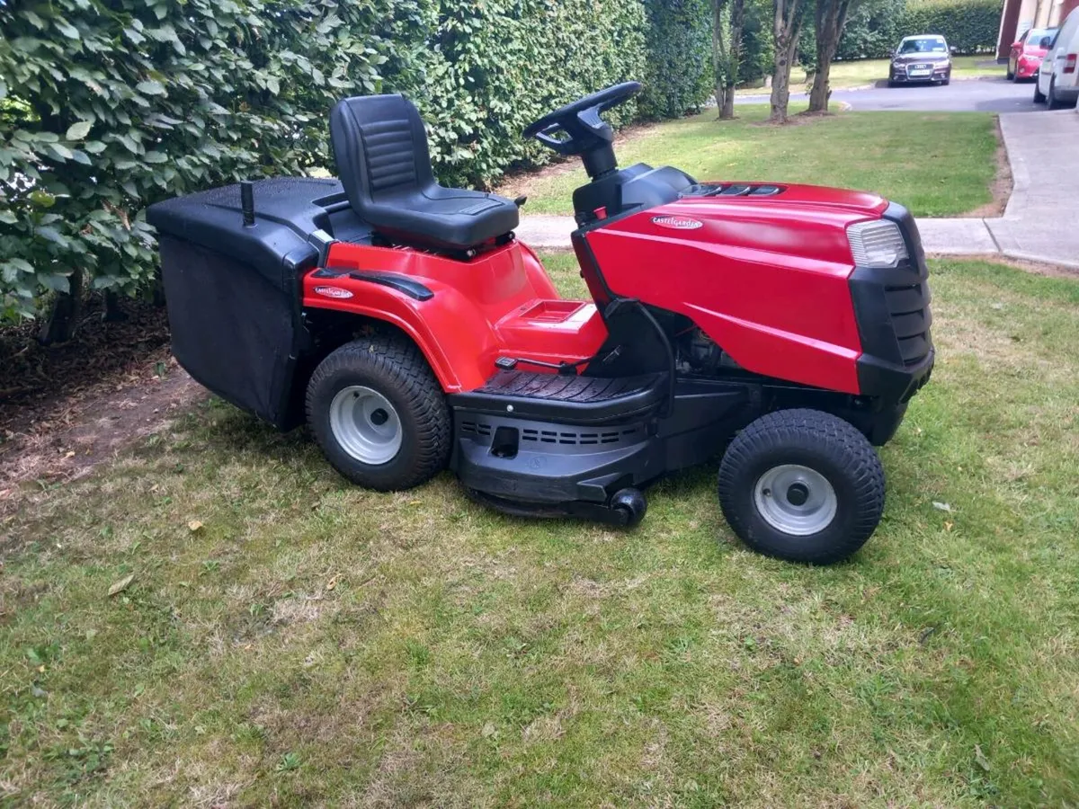 Ride on lawnmower - Image 1
