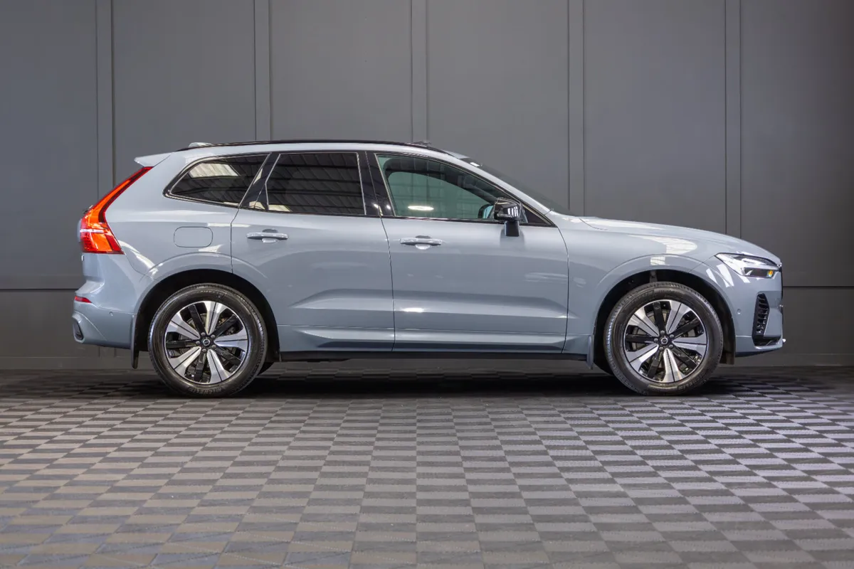 2023 Volvo XC60 Recharge T6 Plus Dark - Image 2