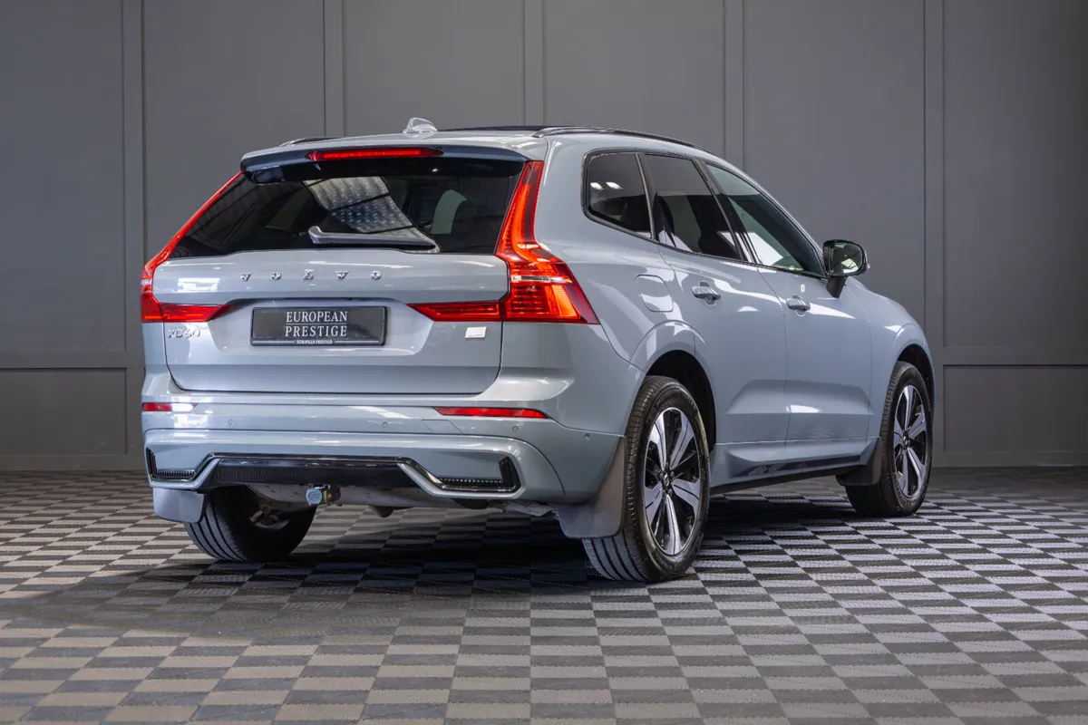 2023 Volvo XC60 Recharge T6 Plus Dark - Image 3