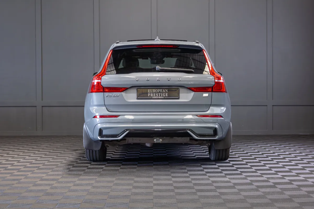 2023 Volvo XC60 Recharge T6 Plus Dark - Image 4