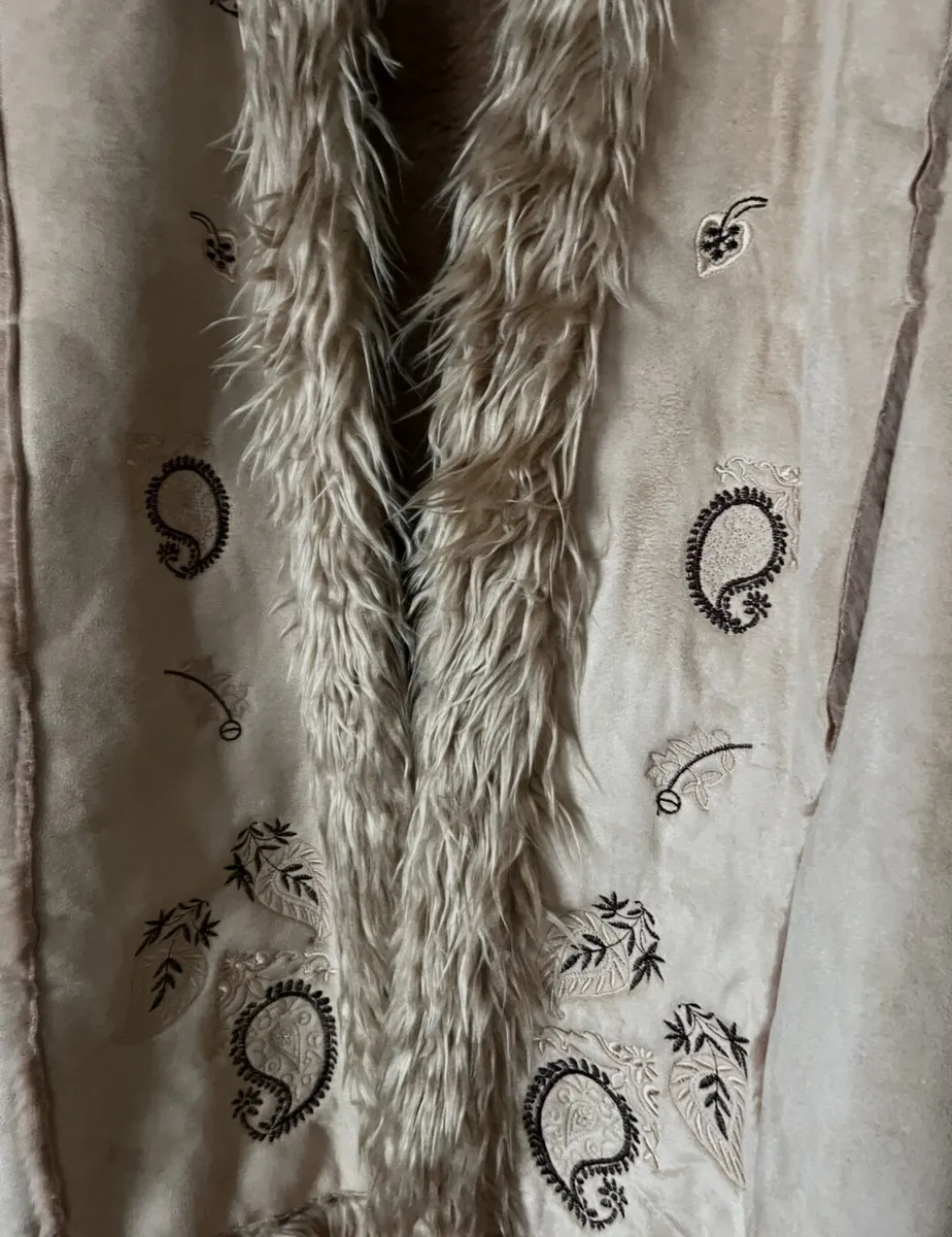 New Women’s size Embroidered 12 Fur Lined Coat - Image 2