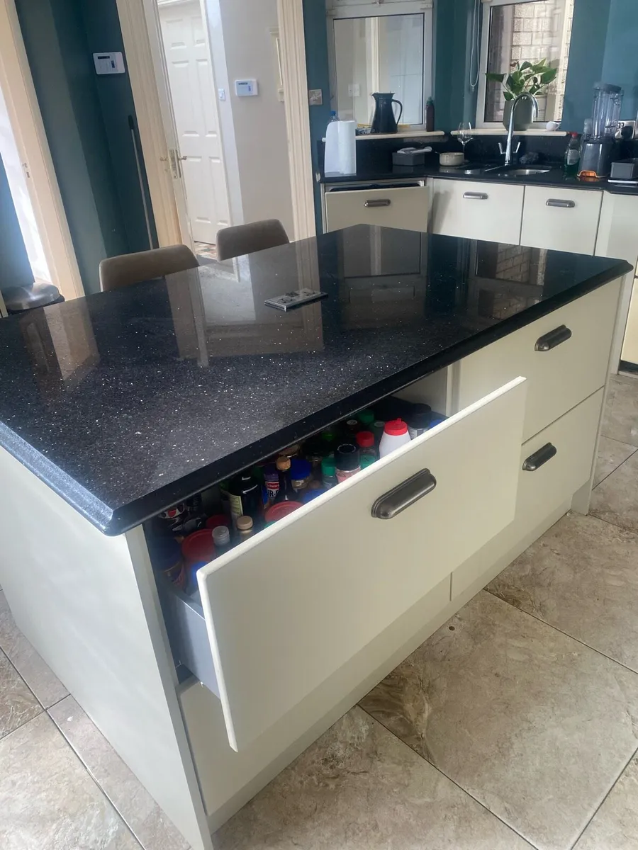 Kitchen Island - Image 1