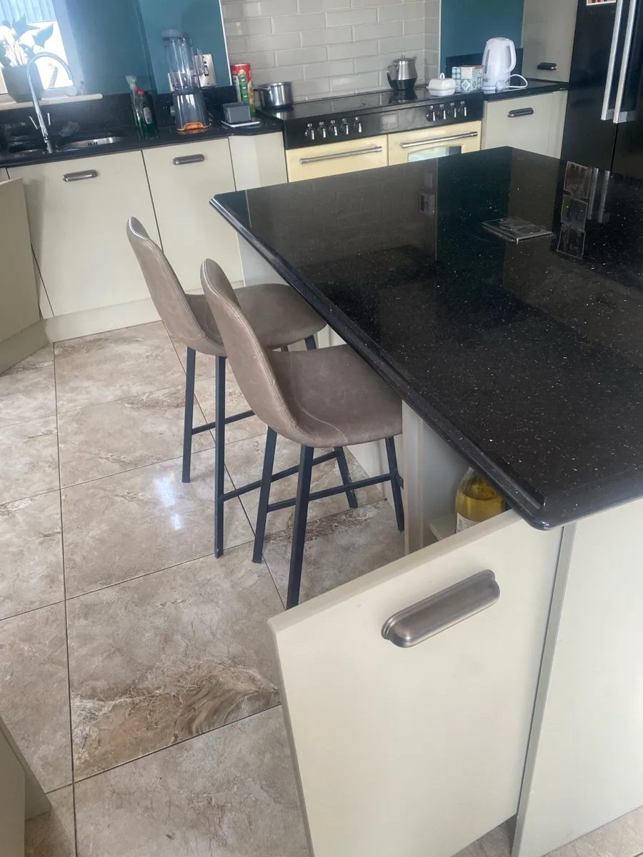 Kitchen Island - Image 2