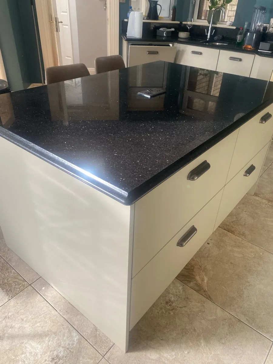 Kitchen Island - Image 3