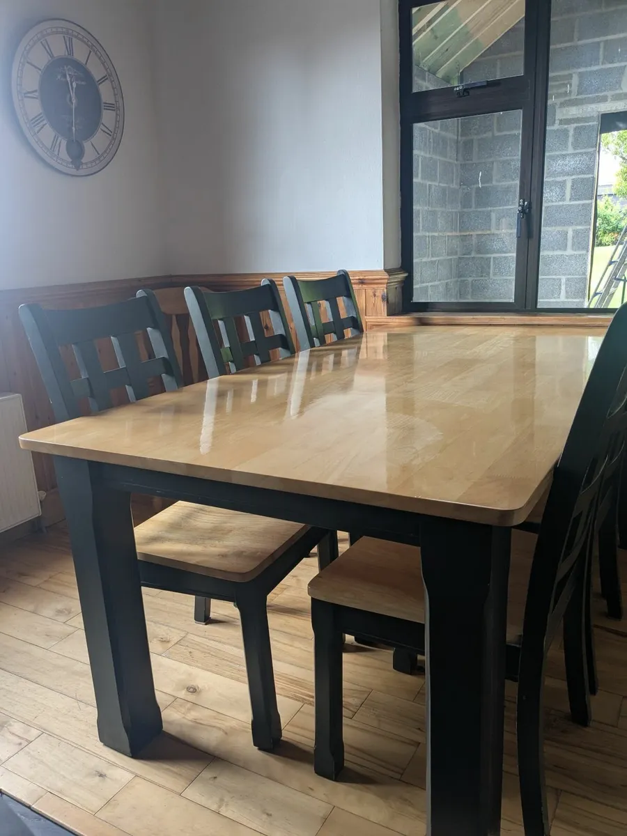 Table and 6 chairs - Image 1