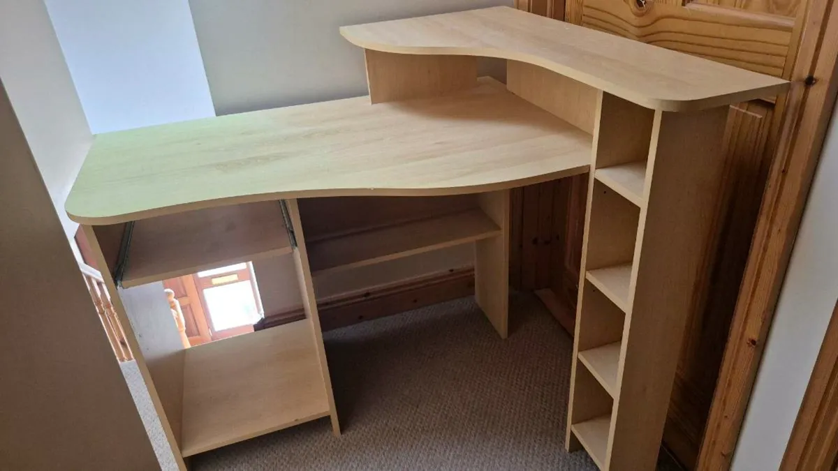 Office/study desk - Image 1