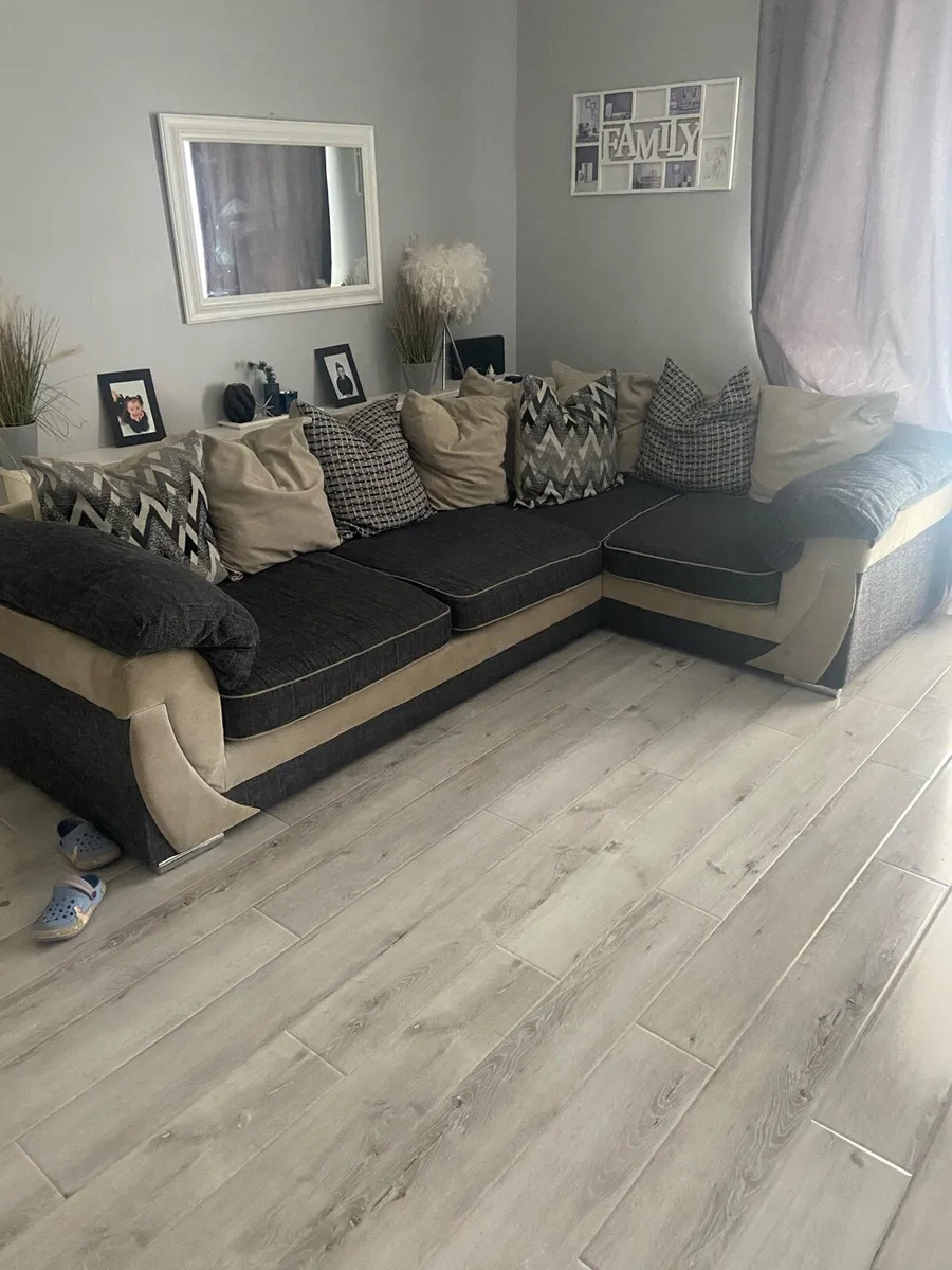 Corner couch - Image 1