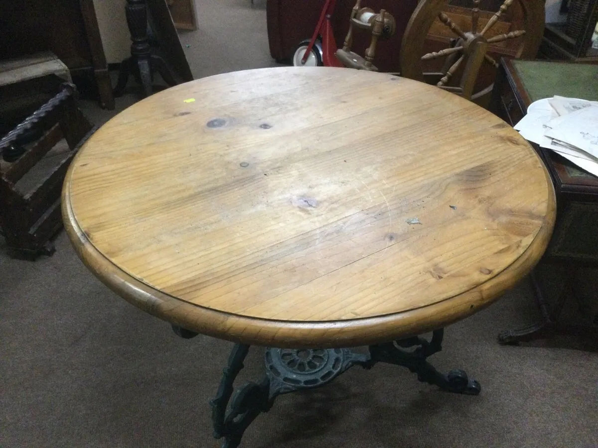 Cast iron base circular pub tables - Image 1