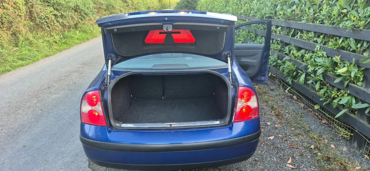Volkswagen Passat 2004 - Image 3