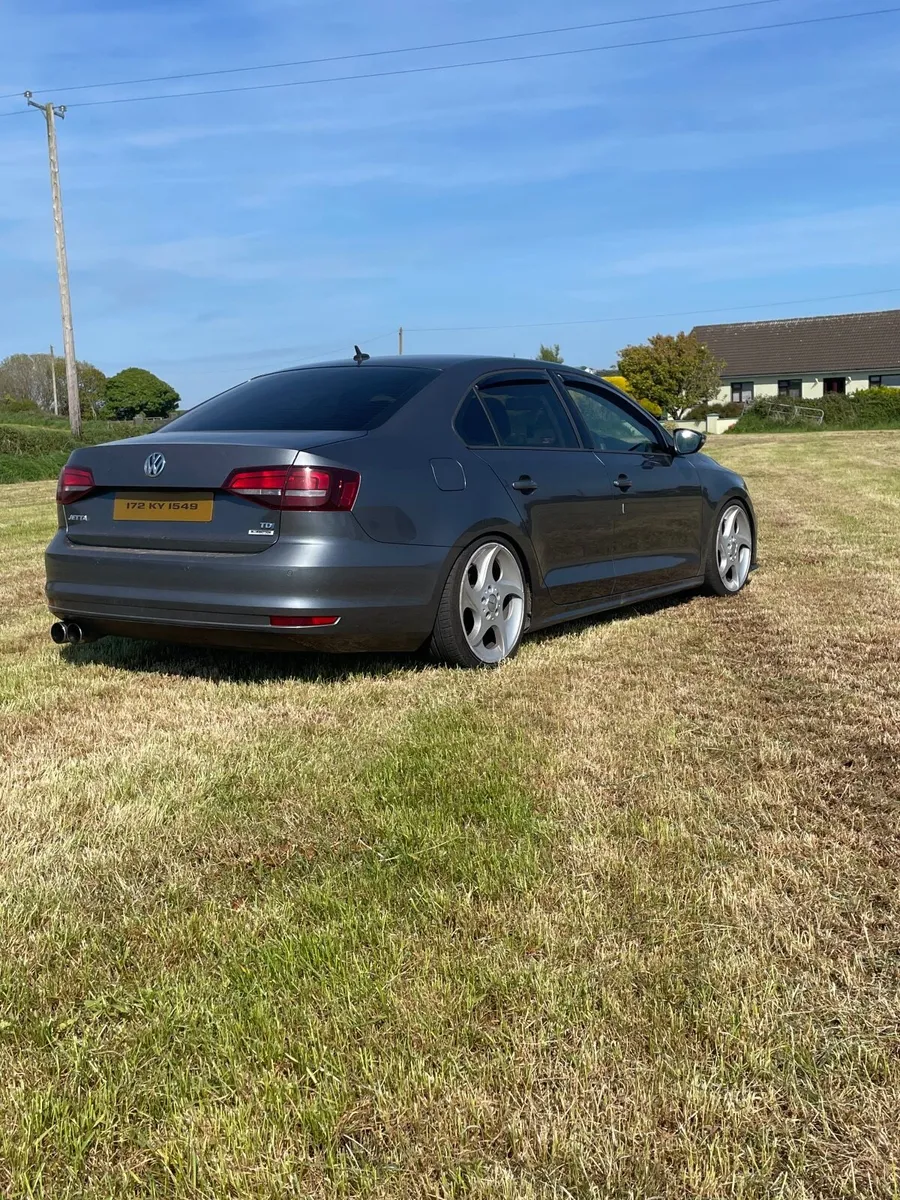 Volkswagen Jetta 2017 - Image 2
