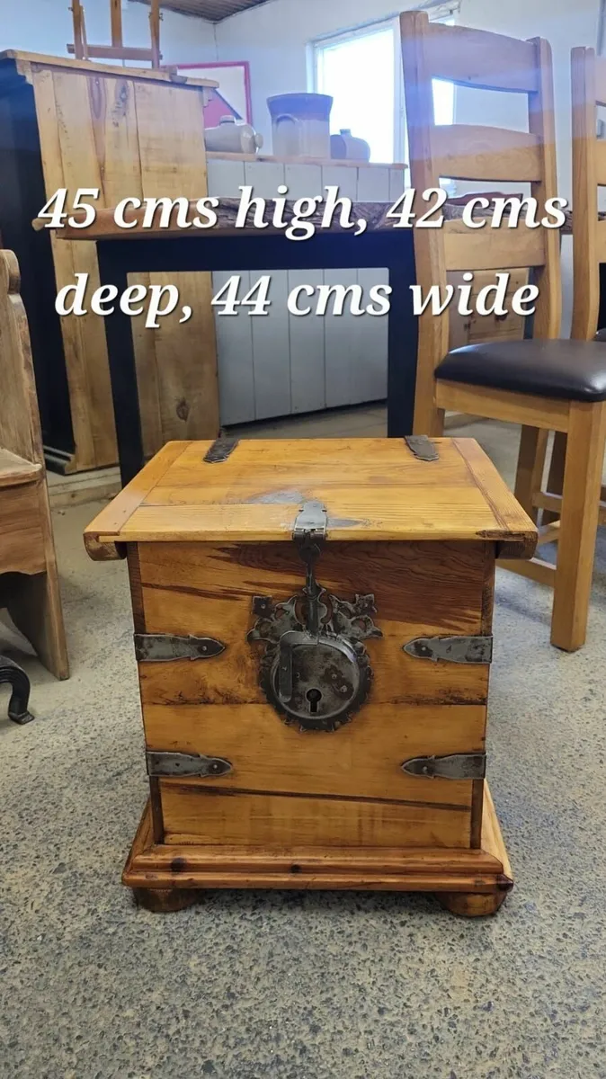 Vintage rustic pine trunk - Image 4
