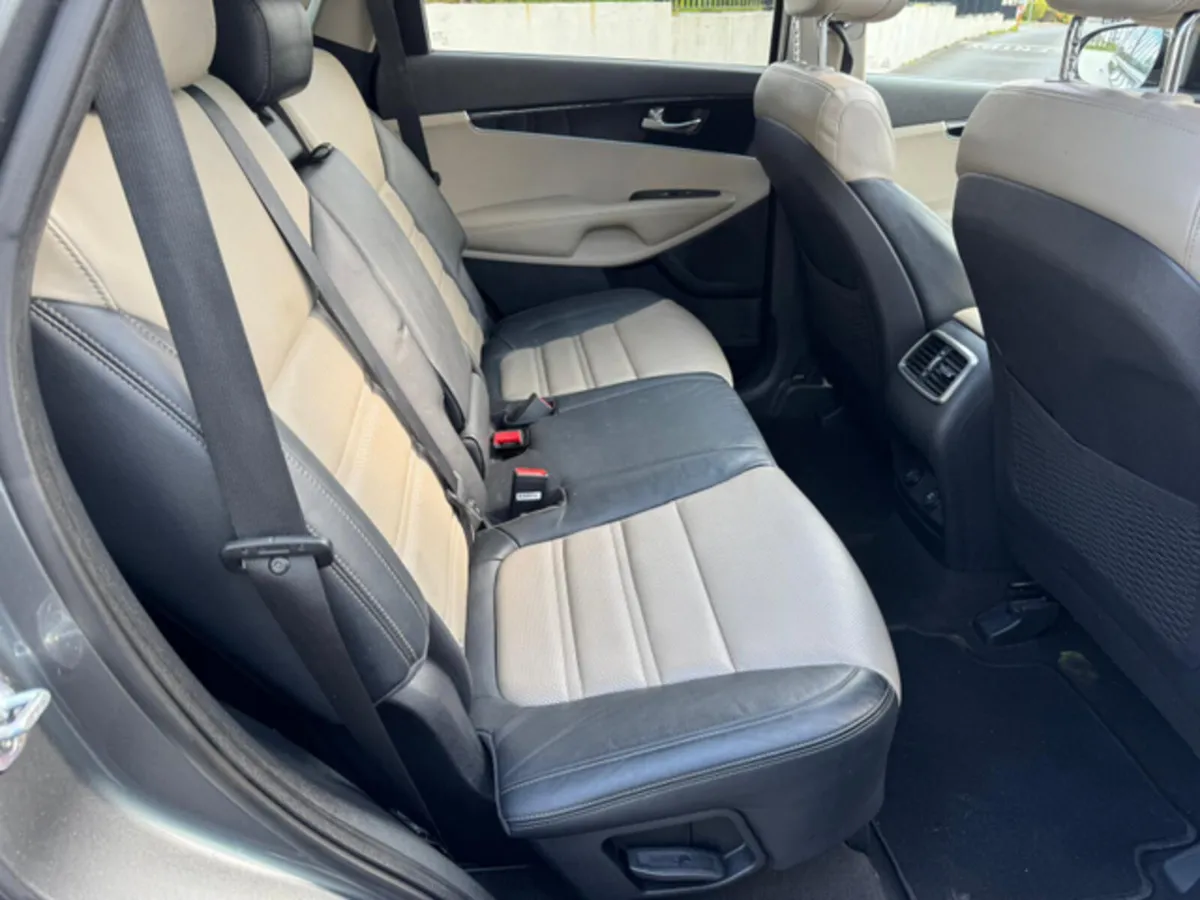KIA SORRENTO PLATINUM 5DR 7 SEATER / CREAM LEATHER - Image 4