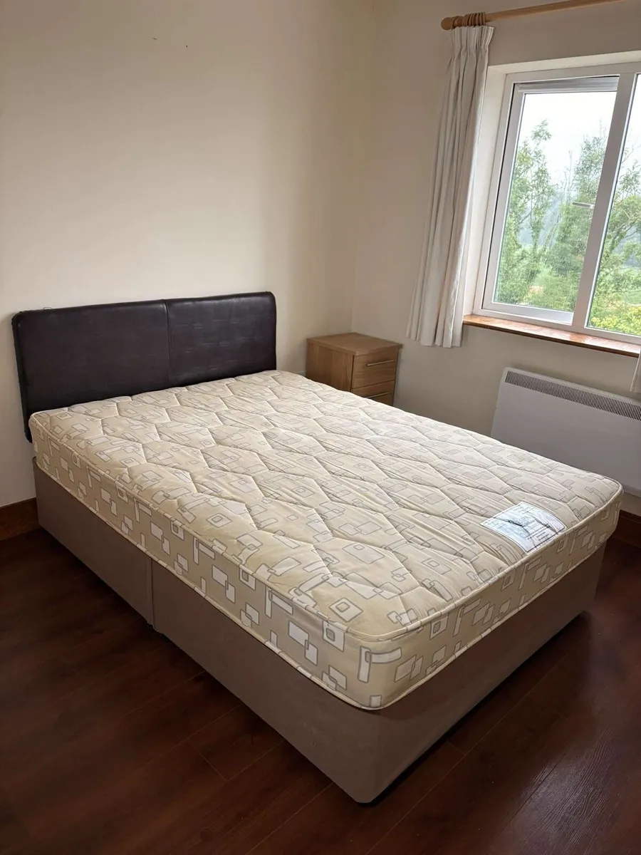 Beds, lockers,paintings - Image 2