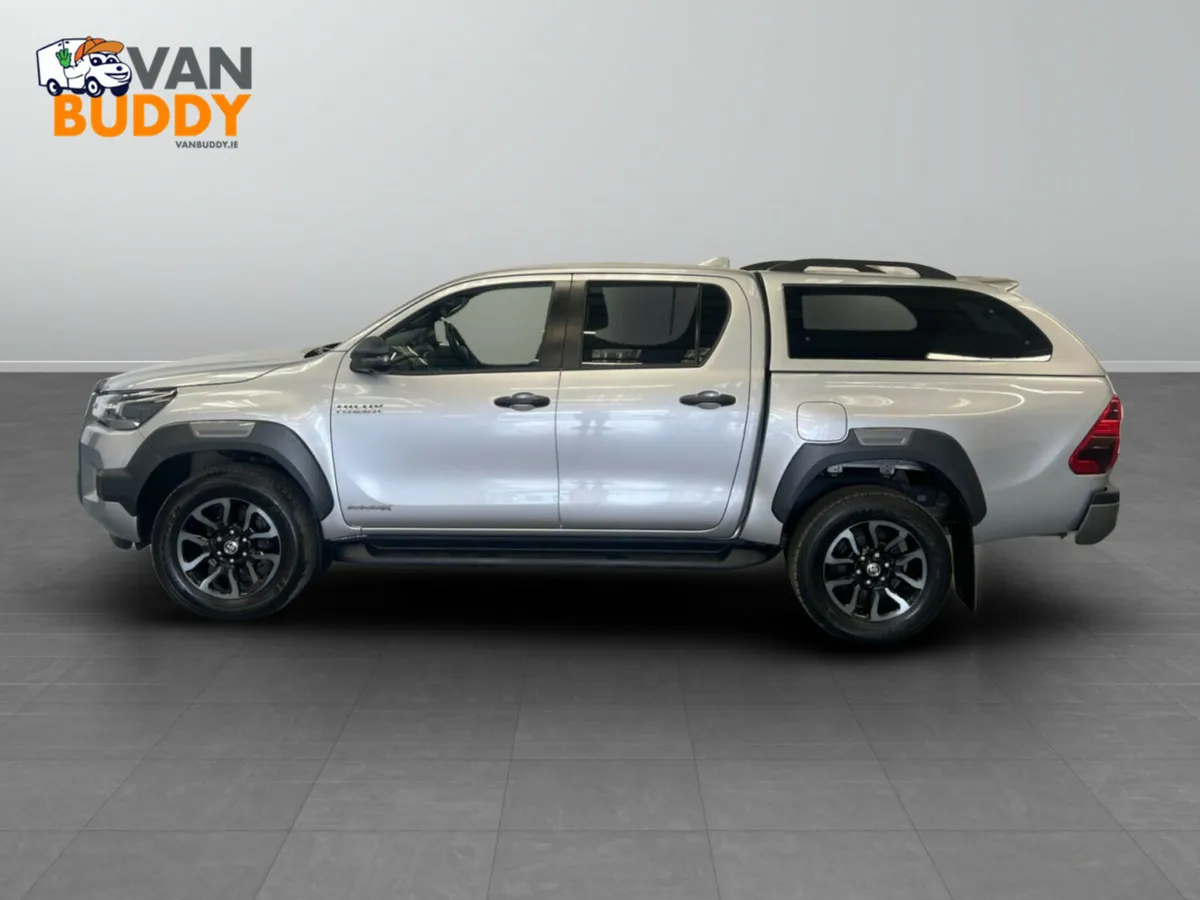 Toyota Hilux 2.8 D-4D Invincible X Auto 4WD Euro 6 - Image 2
