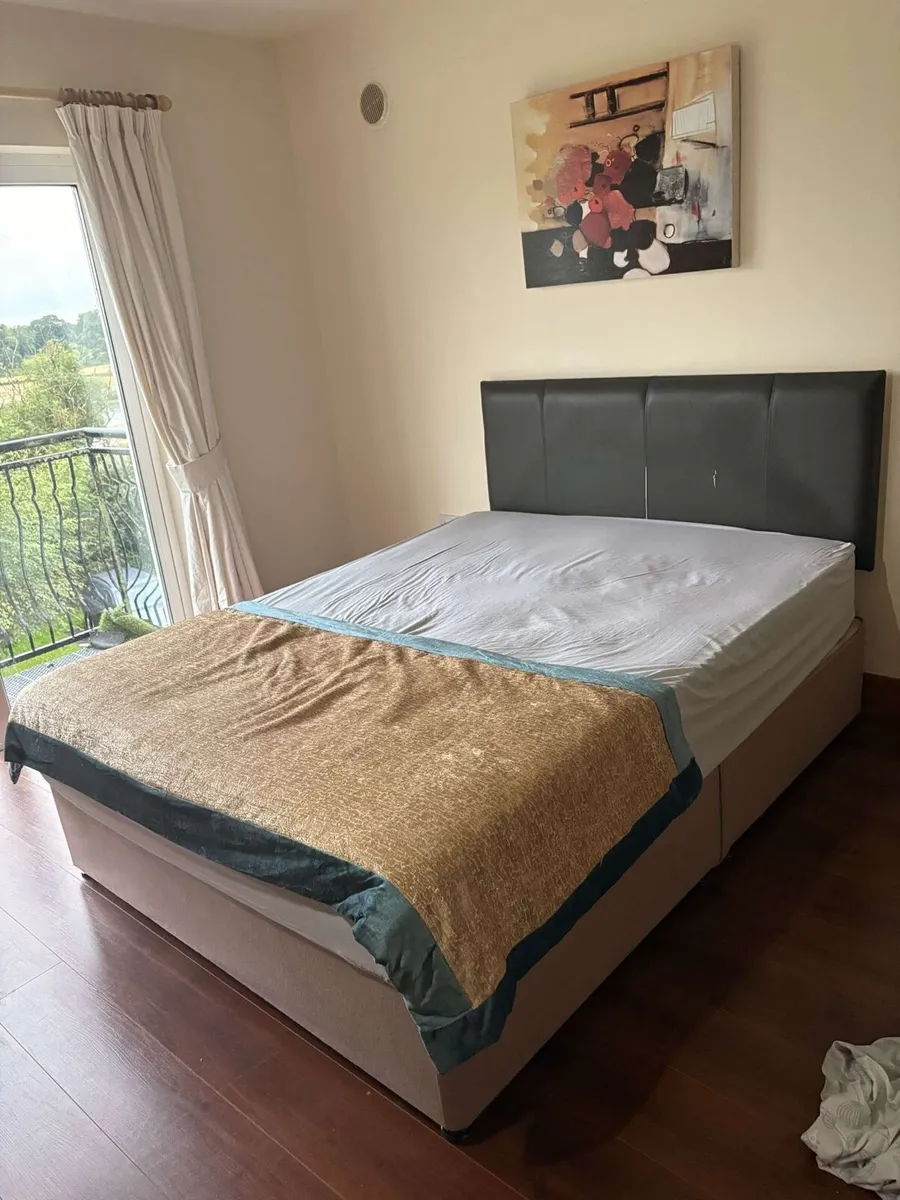 Beds, lockers,paintings - Image 1