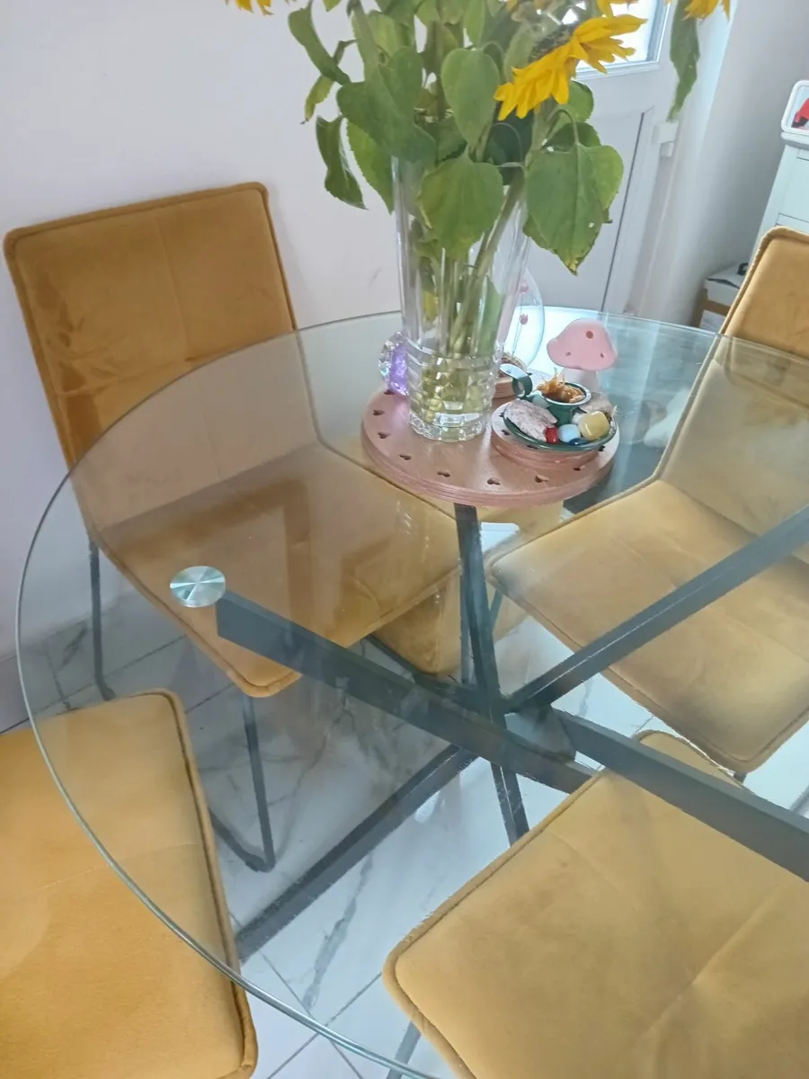 Table and chairs - Image 1