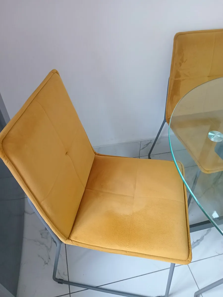 Table and chairs - Image 2