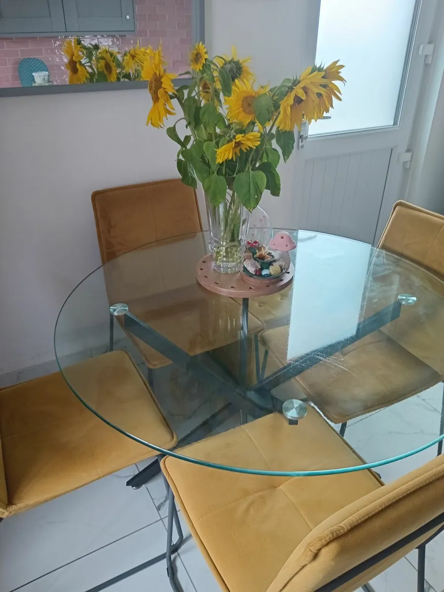 Table and chairs - Image 3