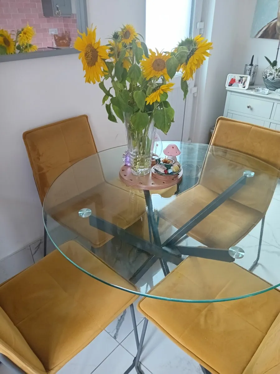 Table and chairs - Image 4