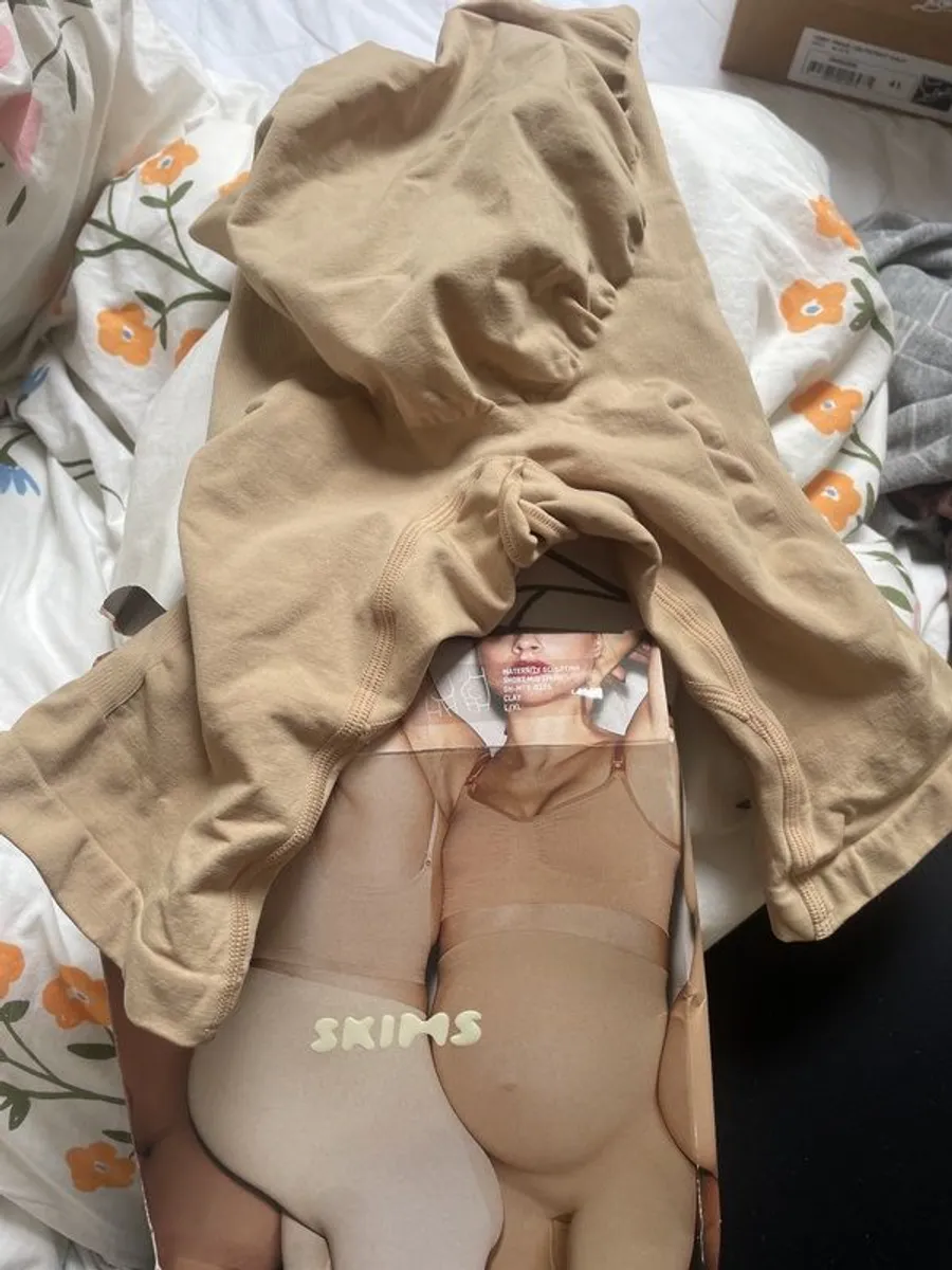 Skims maternity sculpting short mid thigh - Image 2