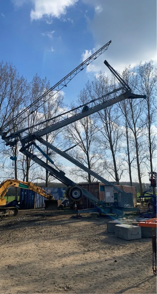 Self erecting tower crane - Image 1