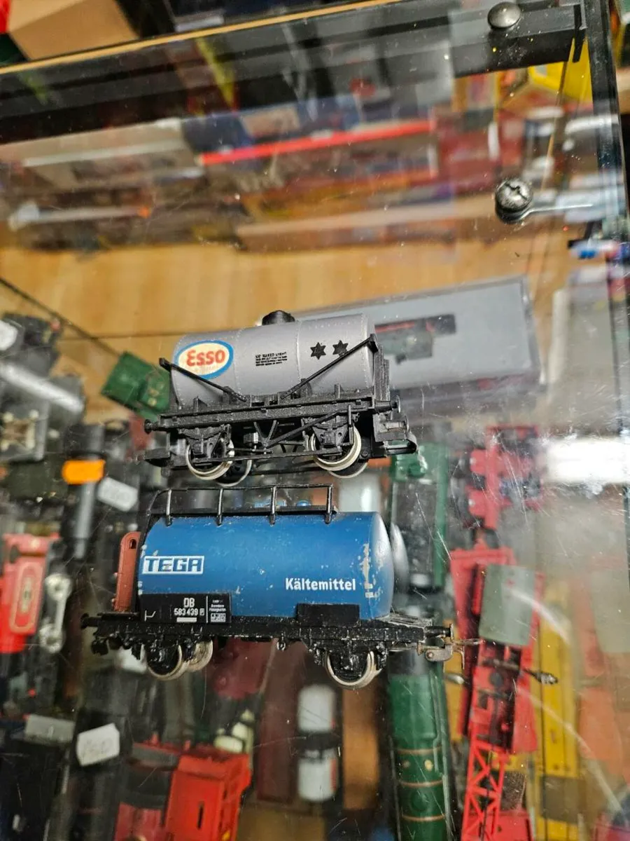 Hornby Lima OO Gauge ESSO Tanker - Image 2
