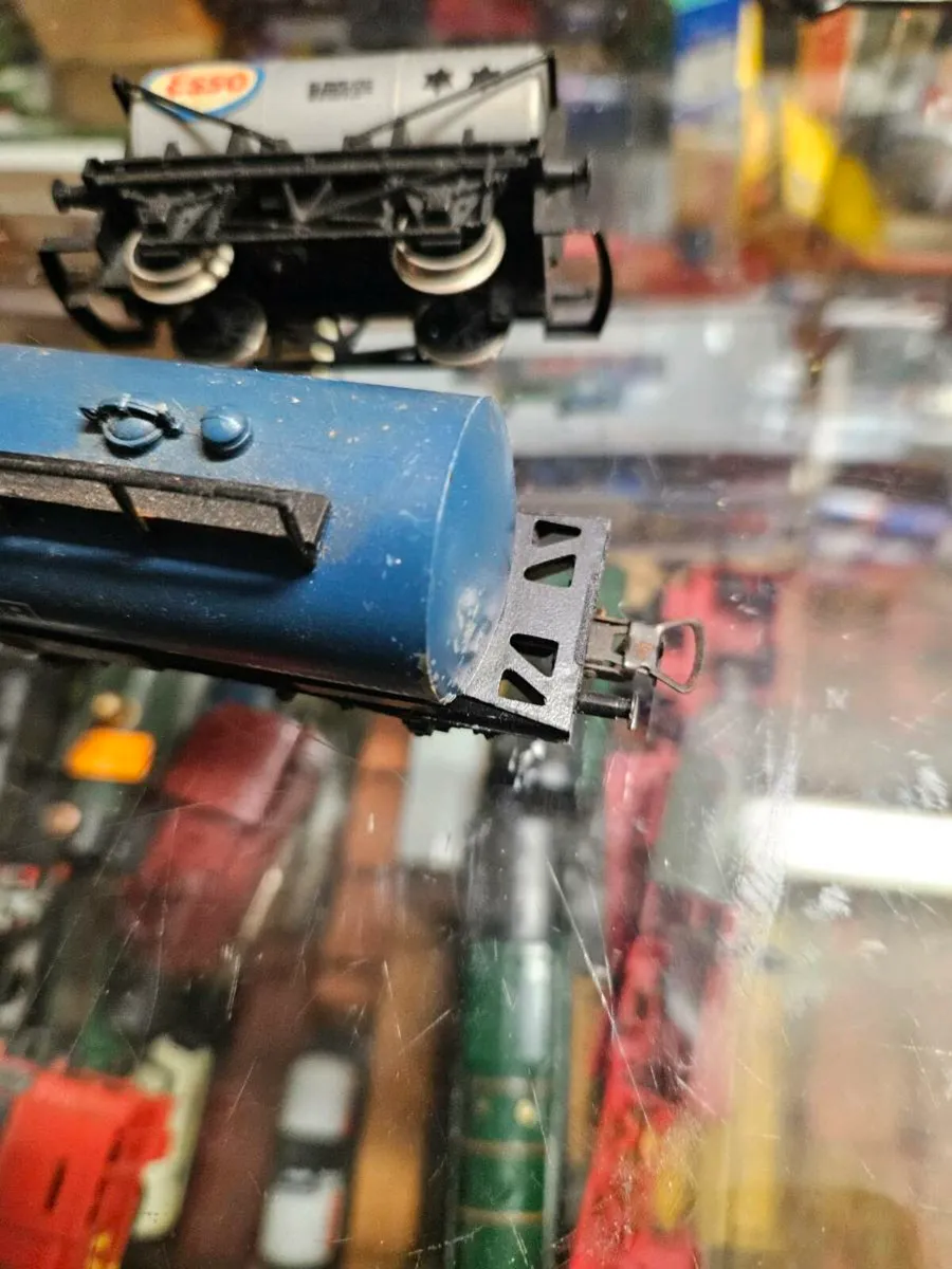 Hornby Lima OO Gauge ESSO Tanker - Image 3