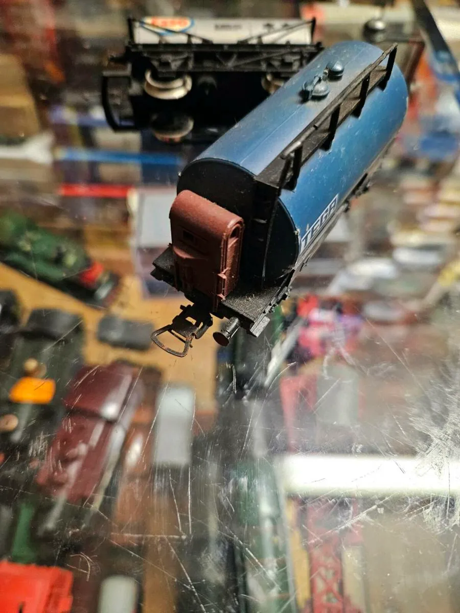 Hornby Lima OO Gauge ESSO Tanker - Image 4