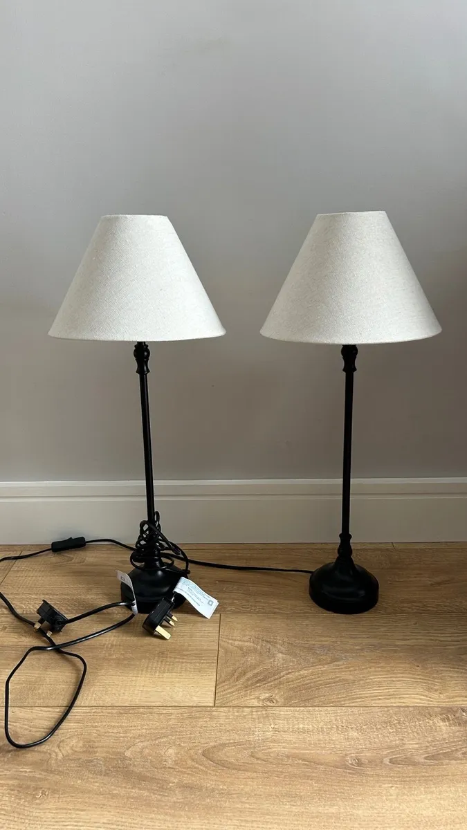 2x Elegant Black Lamps - Image 1