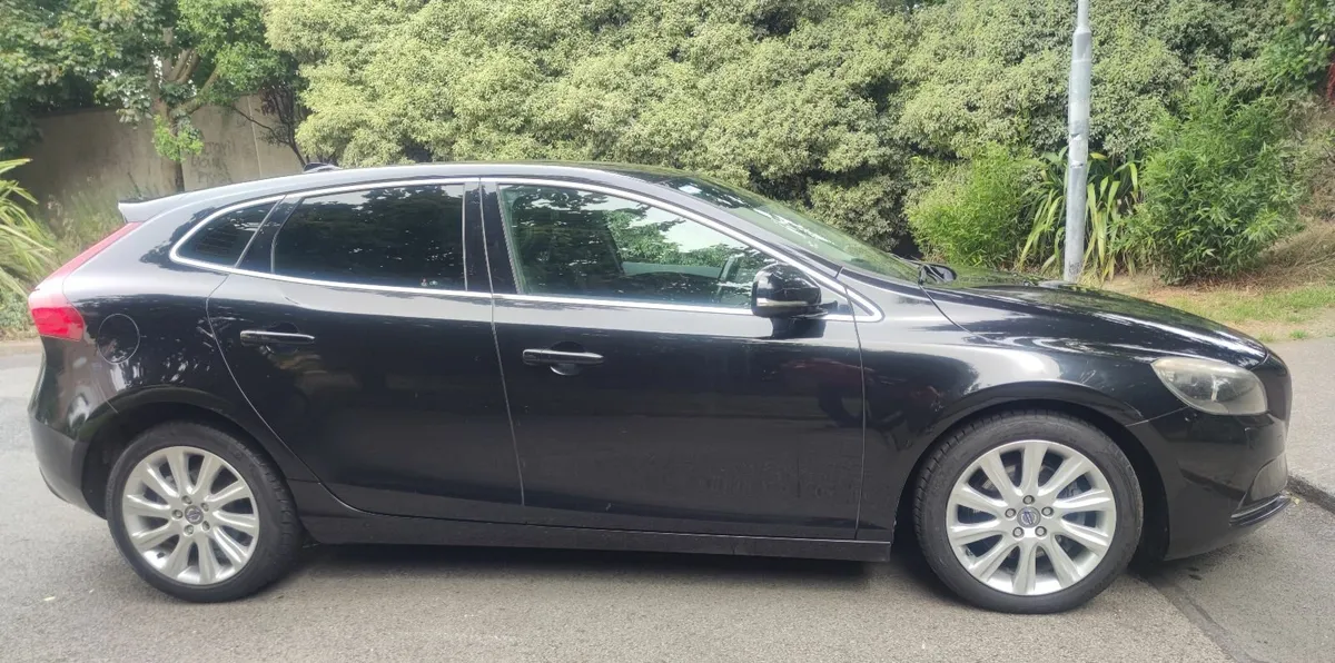 141 Volvo V40,AUTOMATIC,1.6petrol,Long NCT,low km - Image 4