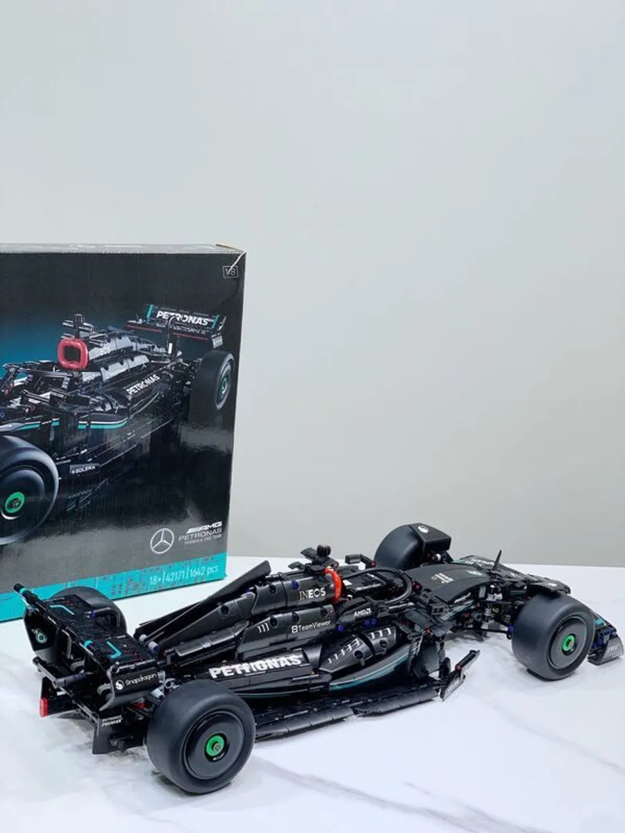 LEGO Mercedes-AMG F1 W14 E Performance #42172 - Image 2