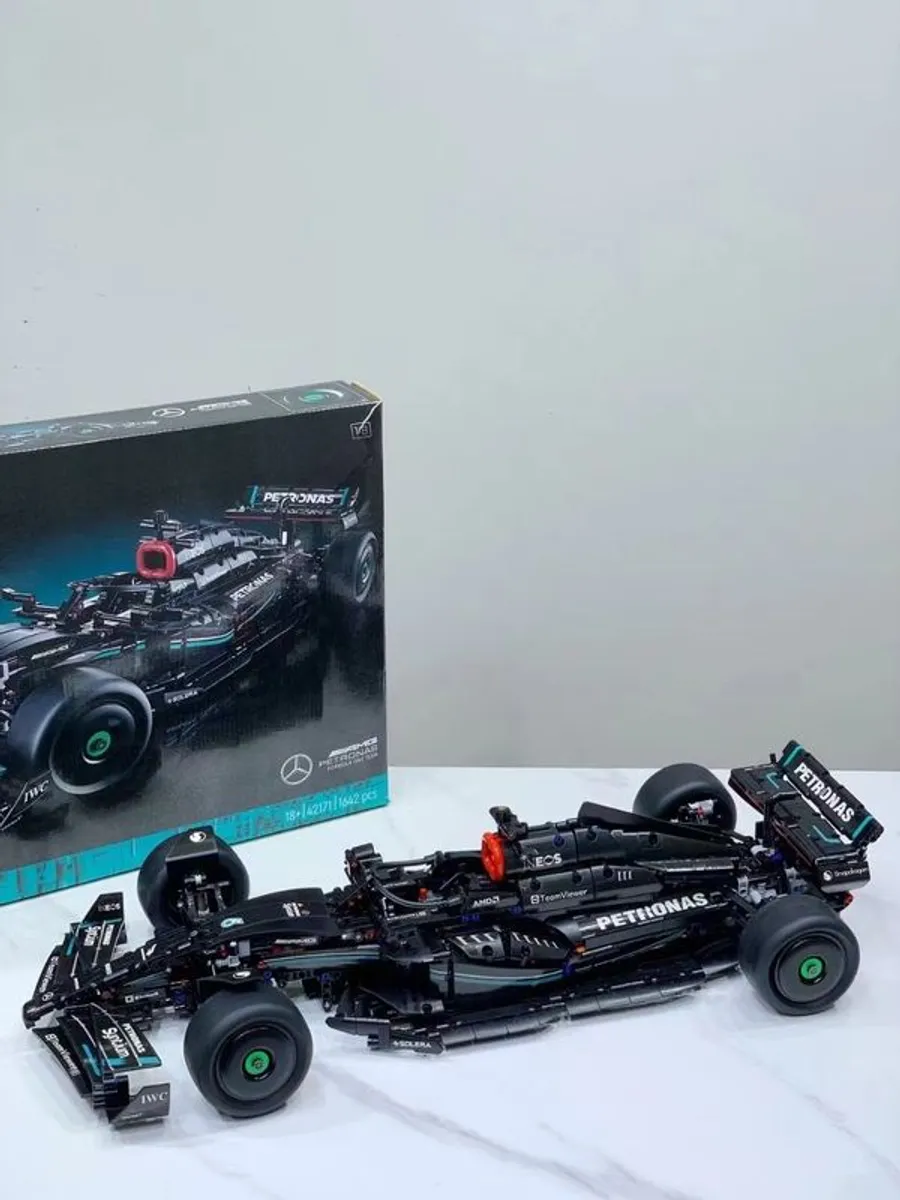 LEGO Mercedes-AMG F1 W14 E Performance #42172 - Image 3