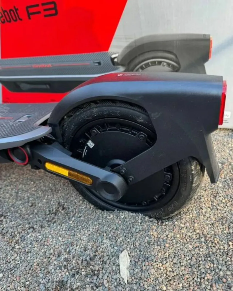 Segway Ninebot F3 Electric Scooter - Image 3