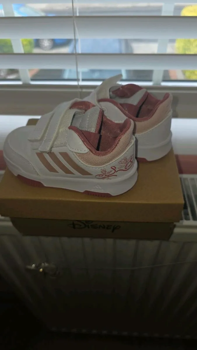BRAND NEW DISNEY PAIR OF RUNNERS   TODDLER SIZE 5 - Image 2