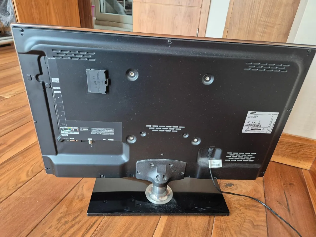 Samsung 32 inch TV - Image 2