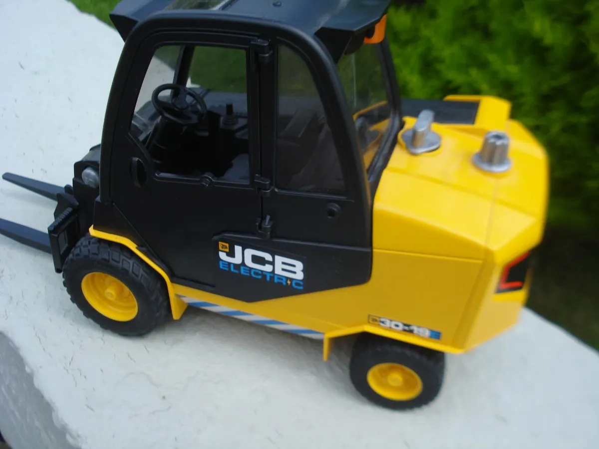 BRUDER JCB 30-19E ELECTRIC FORKLIFT MODEL TOY. - Image 4
