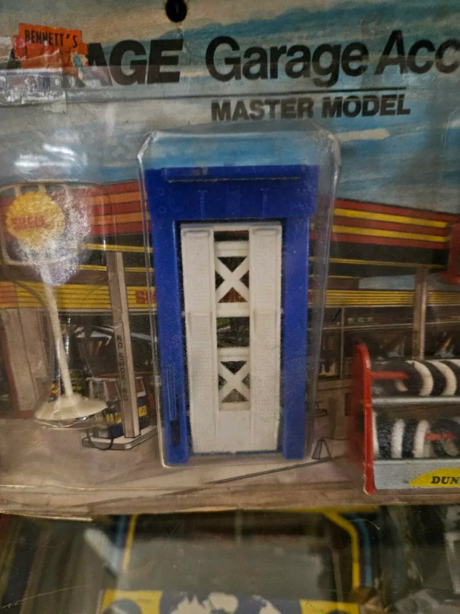 Corgi Dinky Garage Set - Image 2