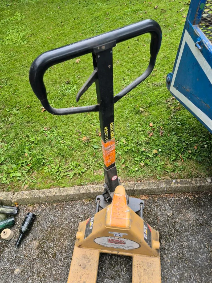 CAT Pallet truck. Hand operated - Image 2