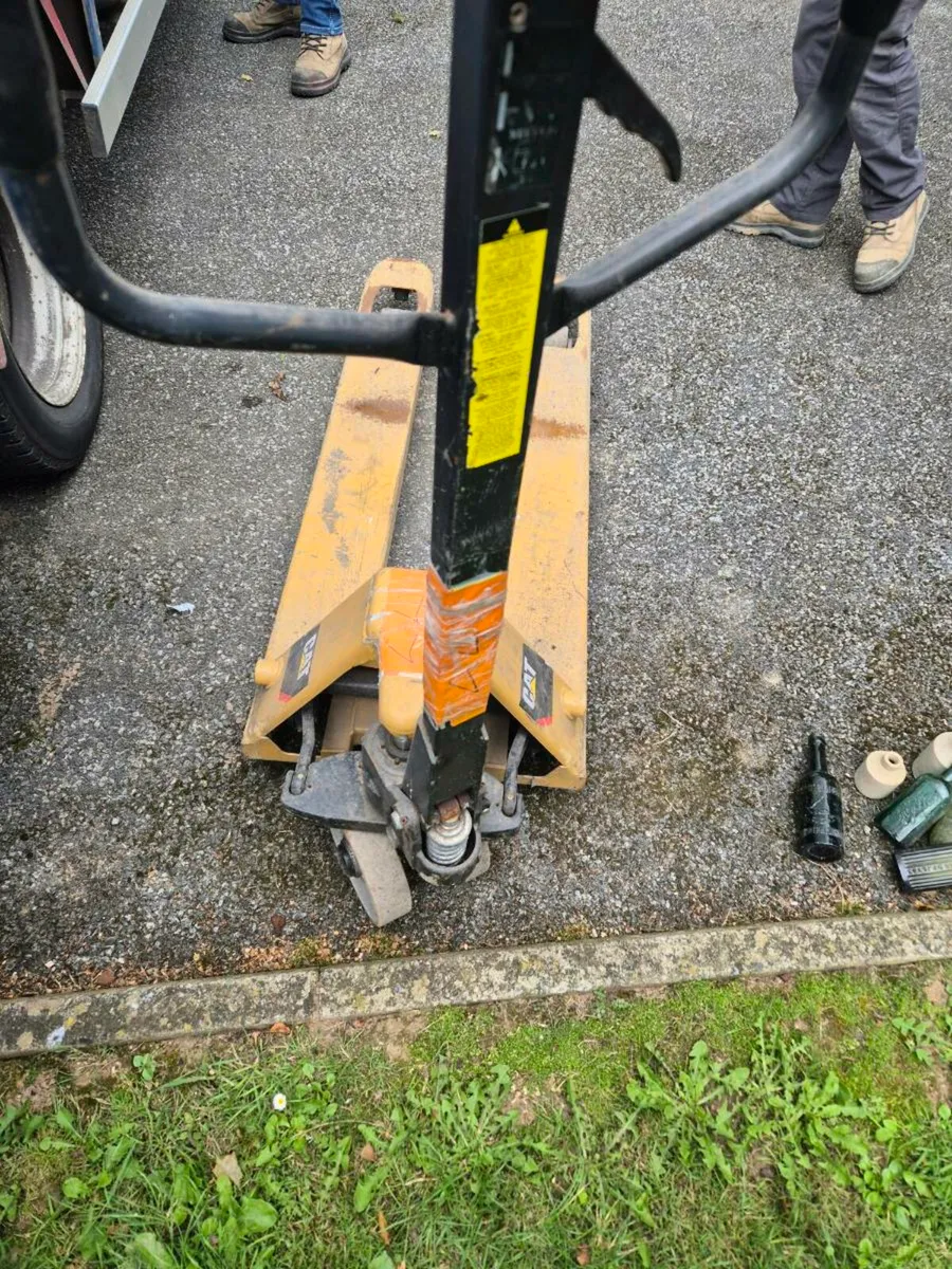 CAT Pallet truck. Hand operated - Image 3