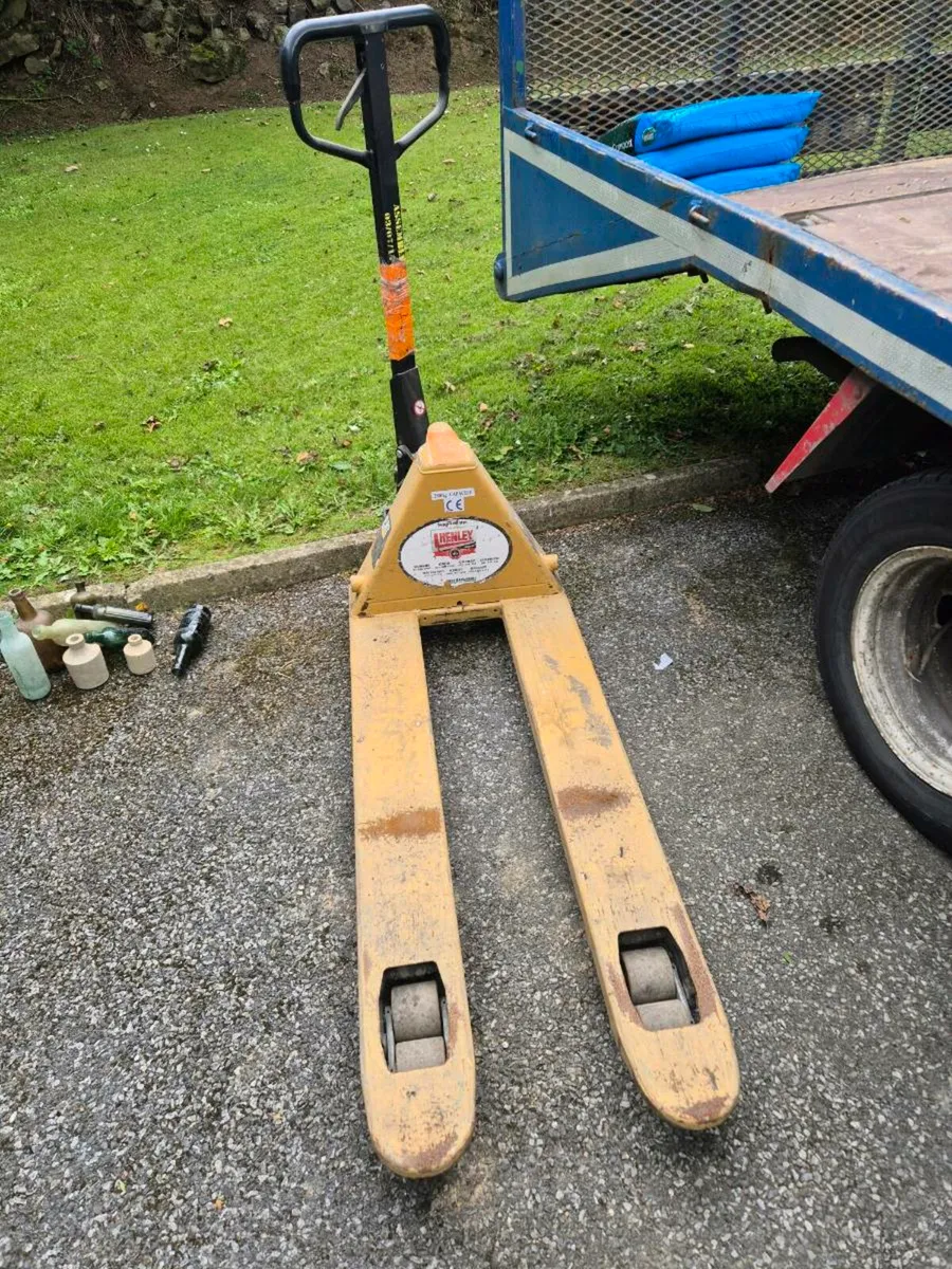 CAT Pallet truck. Hand operated - Image 4